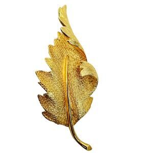 Vintage Coro Brushed Textured Gold Tone Curled Oak Leaf Pin Brooch Signed